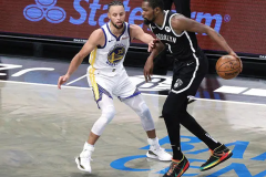 申京赛场惊艳表现，年轻球员三分狂飙引领篮球风尚